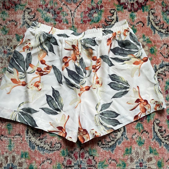 Babaton Floral Silk Shorts Lined Elastic Waist 6 - Picture 6 of 8